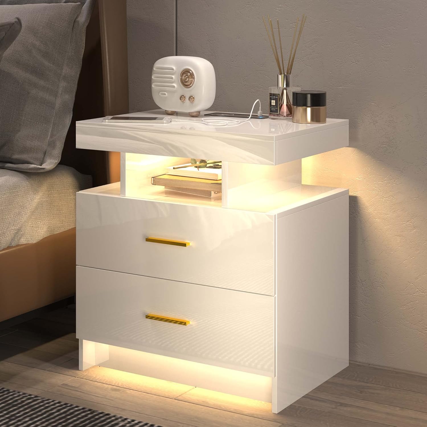 ‏™Eramor | שידת לילה חכמה עם תאורת LED ויציאות USB – עיצוב לבן מבריק